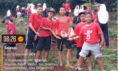 Penanaman pohon di lingkungan sekitar sekolah